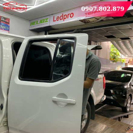 Dán phim cách nhiệt giá tốt cho Nissan Navara tại Đồng Nai